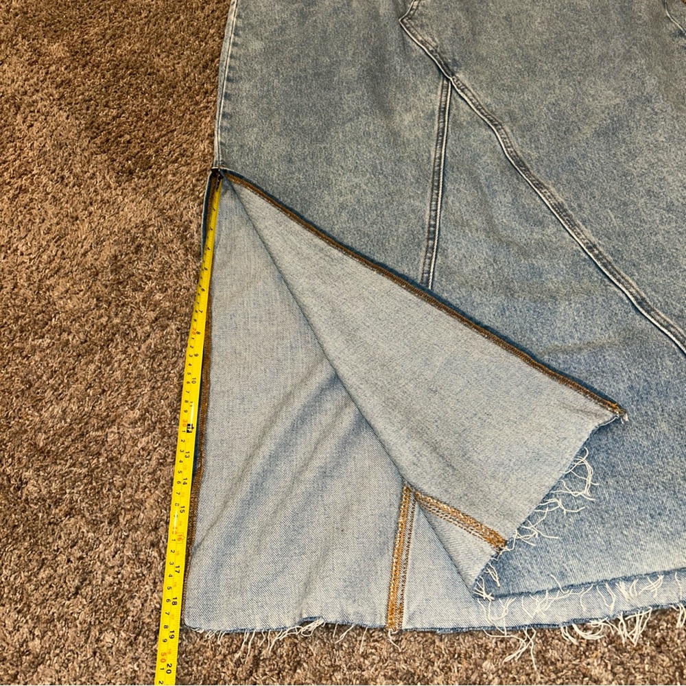 Levi Strauss woman’s long maxi denim skirt Light Wash NWT Sz 32 - Picture 2 of 7